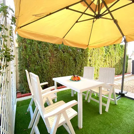 Apartment Homey Experience - City Dream Garden Apartment